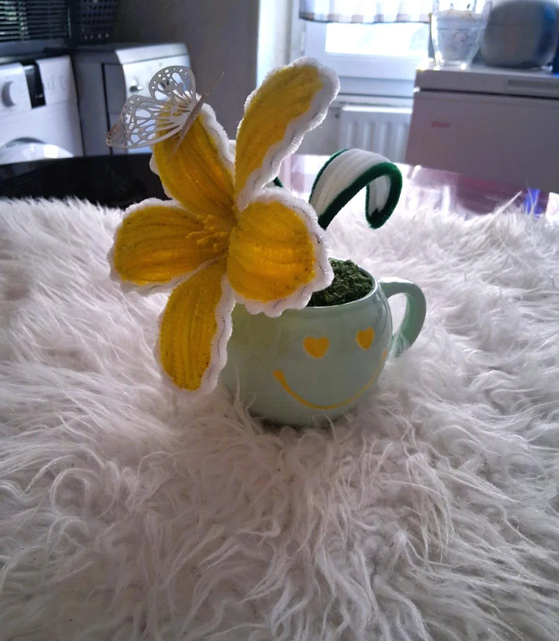 Gele bloem in decoratieve beker – photo 2